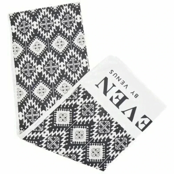 NWOT ELEVEN BY VENUS COOLING PERFORMANCE TOWEL - Picture 2 of 3